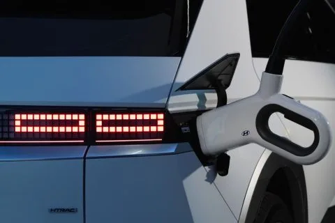 PHEV Disebut Solusi Transisi Menuju Mobil Listrik — Otomotif: Mobil Listrik & EV